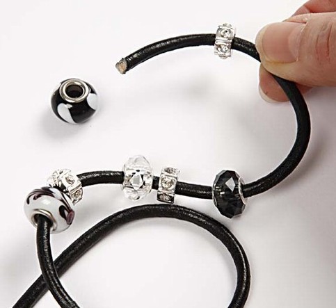 A Fivefold Leather Cord with Glass Charm Beads