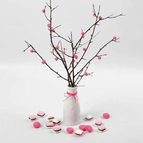 Pink, Rose and White Table Decorations for a Feminine Confirmation Party