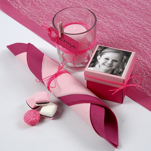 Pink, Rose and White Table Decorations for a Feminine Confirmation Party