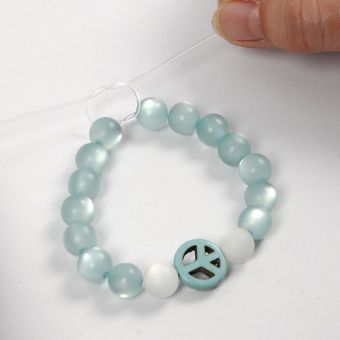 An Elastic Beading Cord Bracelet with Resin Beads and Howlite Beads