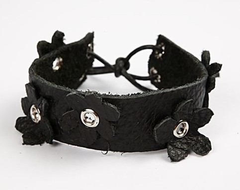 Leather bracelet with flowers