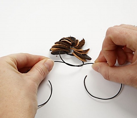 Hair band with feathers