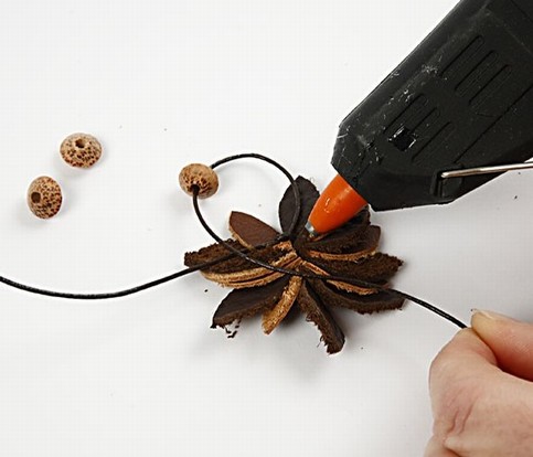 Hair band with feathers