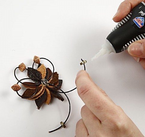 Hair band with feathers