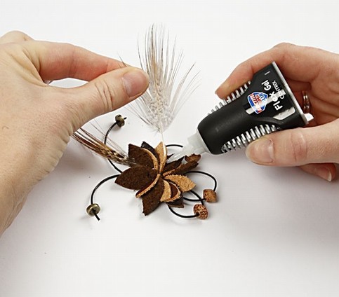 Hair band with feathers