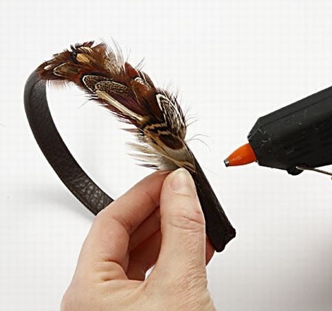 Hair band with feathers